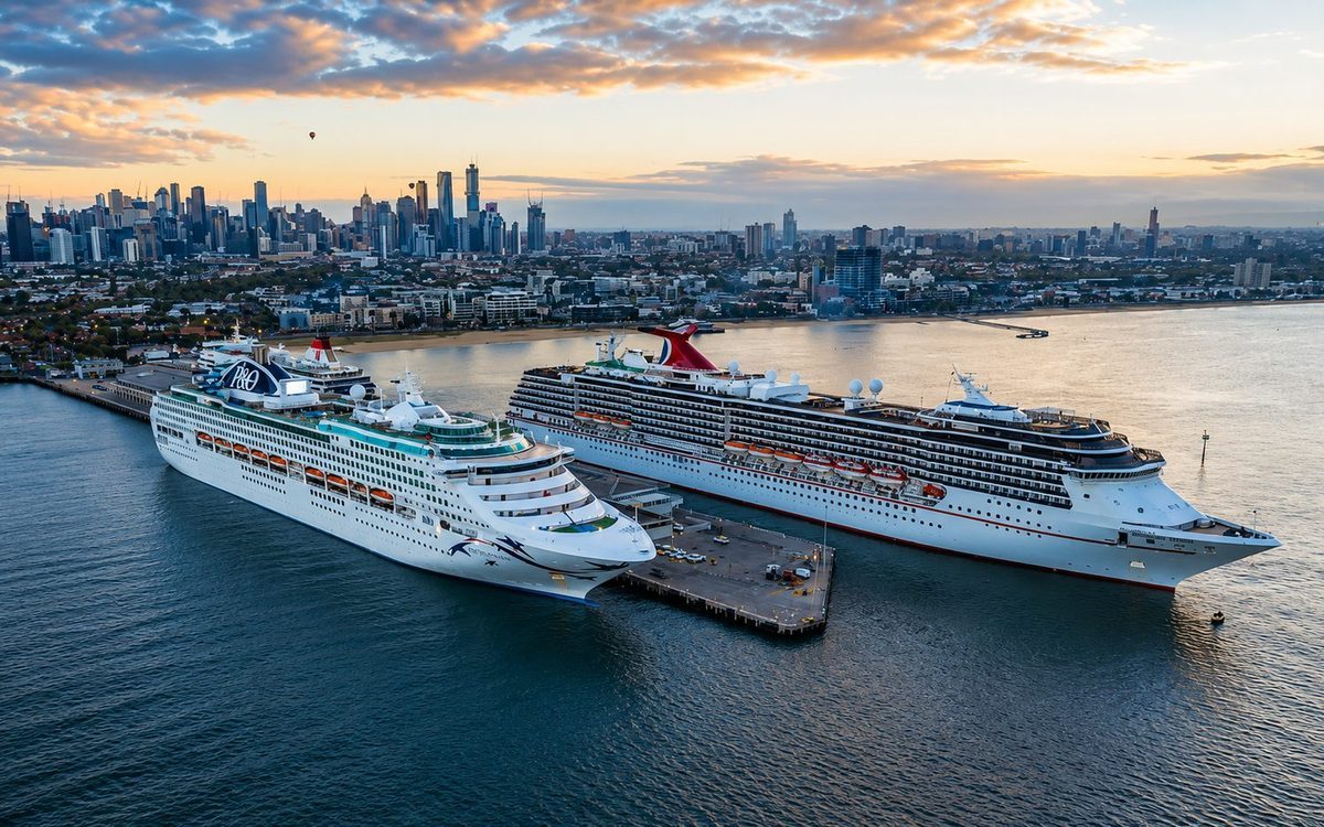Cruise ship at port — Station Pier transfers Melbourne